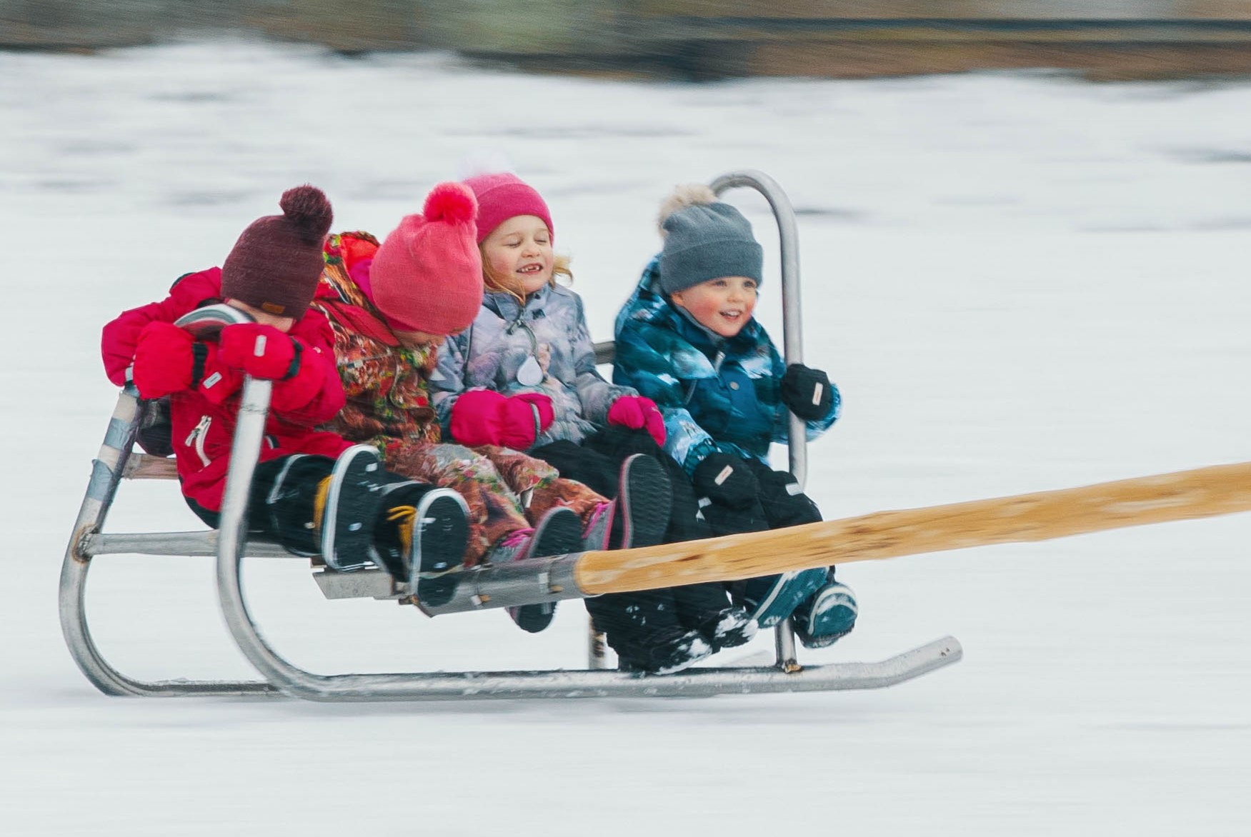 Neljä pientä lasta napakelkan kyydissä.